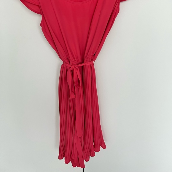 ❤️ Coral pleated dress with cap sleeves and belt - Picture 3 of 4